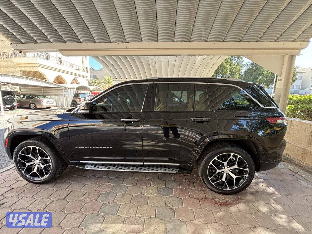 Grand Cherokee Summit1