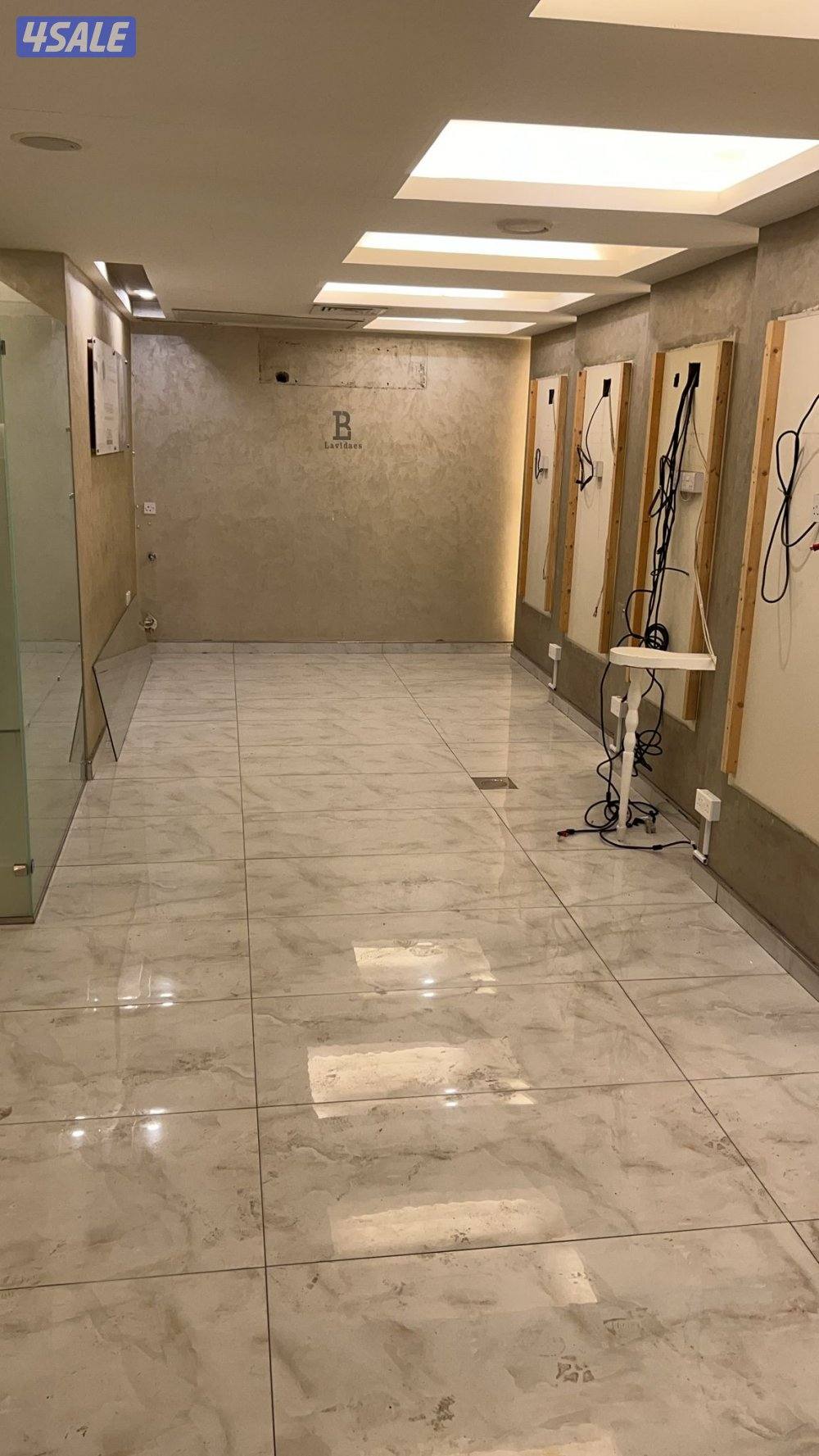 يوجد لدينا شقة تجارية للإيجار الطابق الاول ويوجد لدينًا شقة سكني0