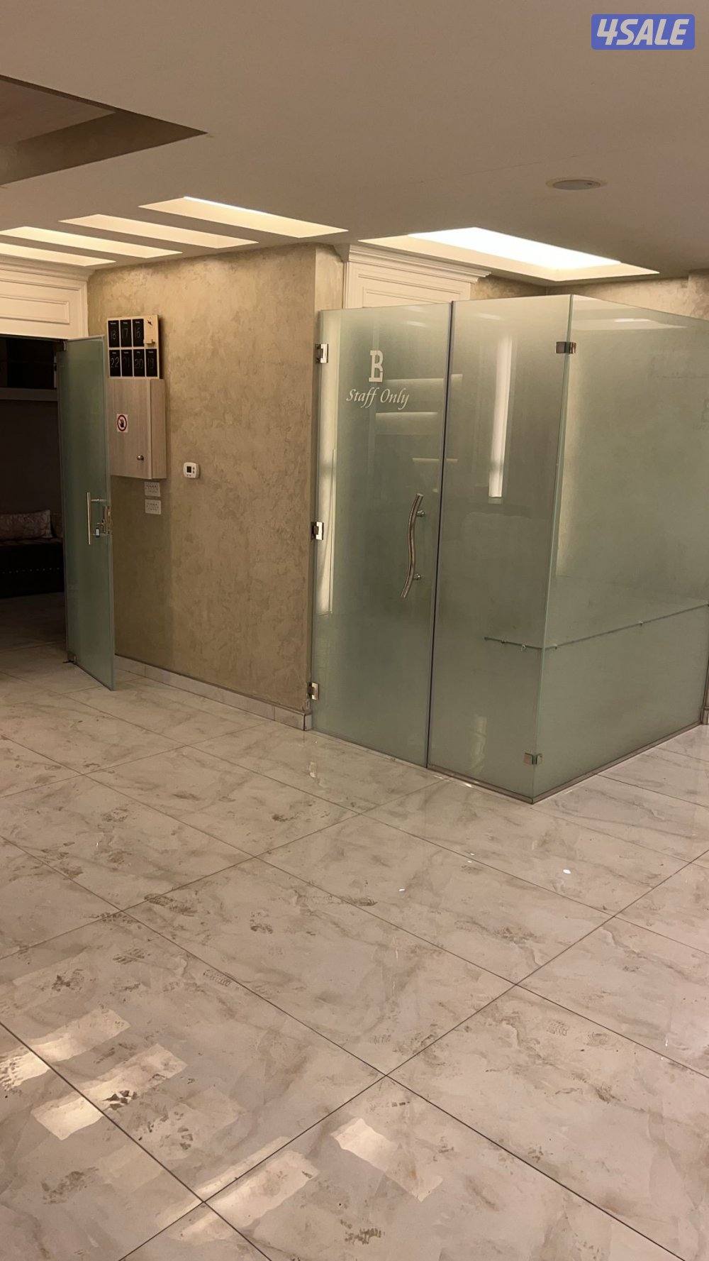 يوجد لدينا شقة تجارية للإيجار الطابق الاول ويوجد لدينًا شقة سكني2