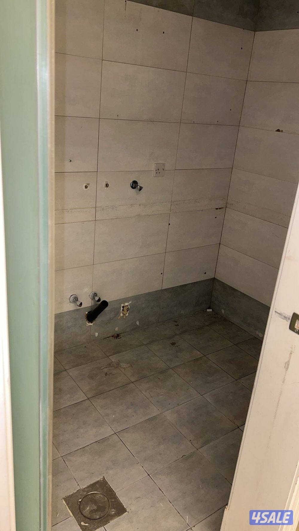 يوجد لدينا شقة تجارية للإيجار الطابق الاول ويوجد لدينًا شقة سكني1