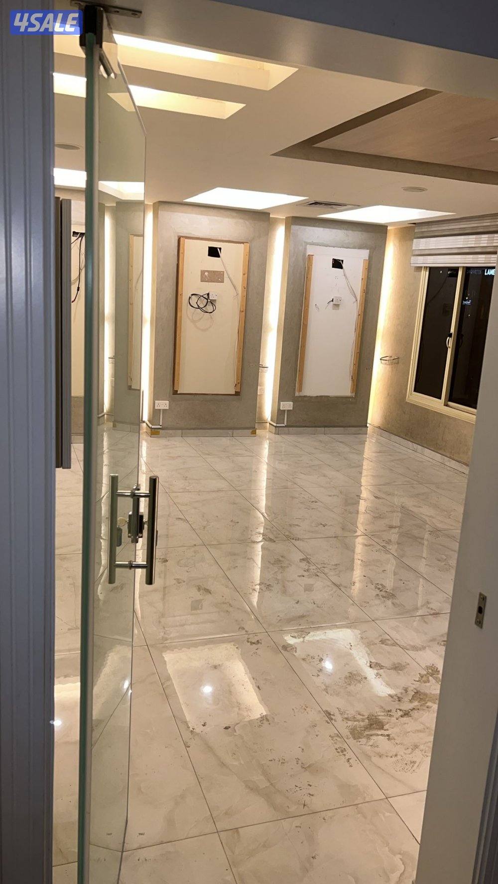 يوجد لدينا شقة تجارية للإيجار الطابق الاول ويوجد لدينًا شقة سكني4