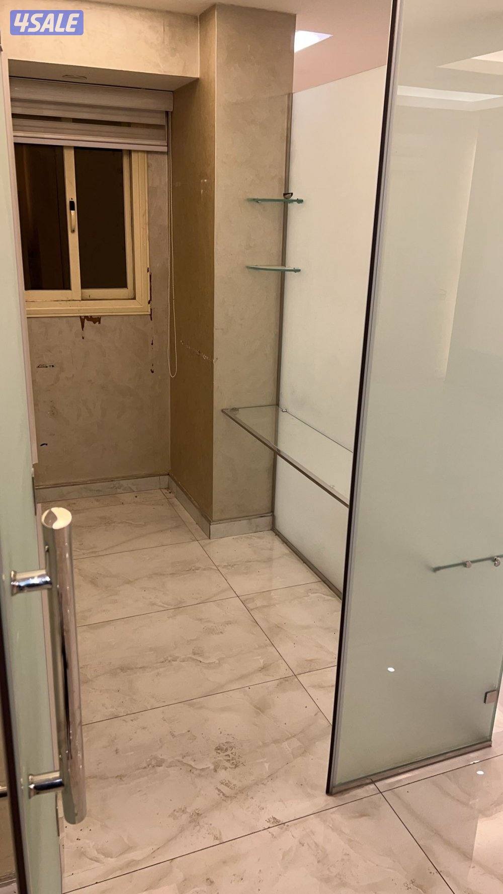 يوجد لدينا شقة تجارية للإيجار الطابق الاول ويوجد لدينًا شقة سكني7