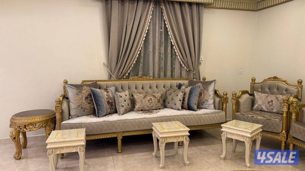 للبيع قنفات مع طاولات طقم كامل نظيف جداً0