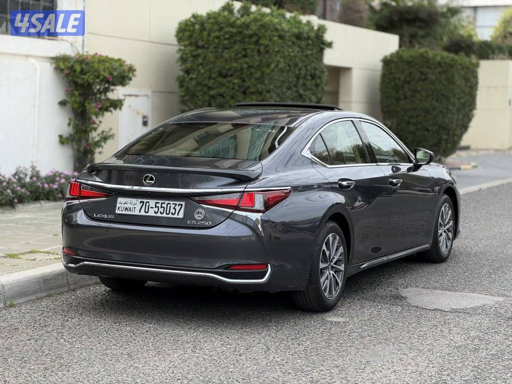 لكزس ES250 موديل 2023 عداد 44 تحت الكفالة وكالة الساير3