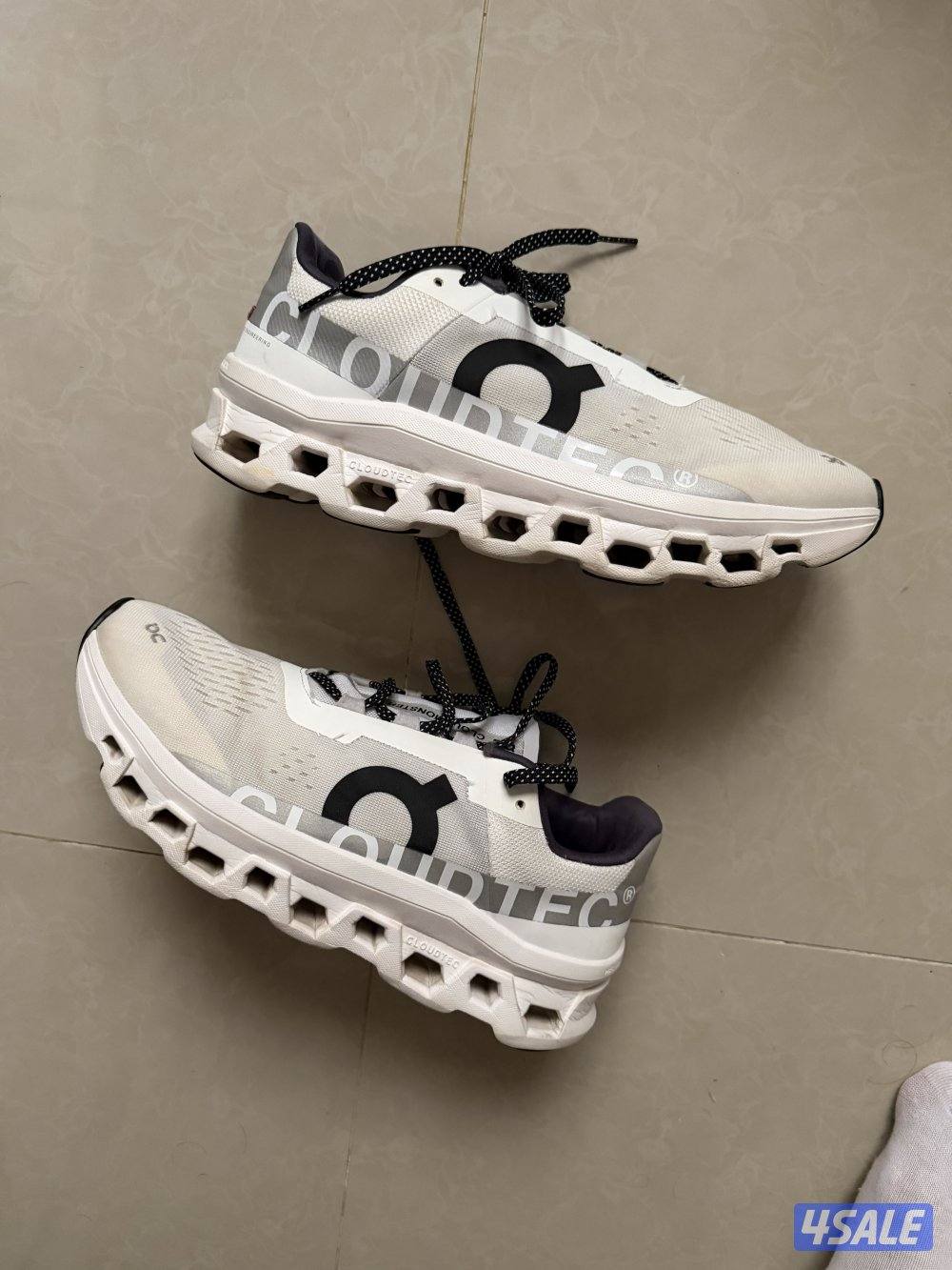 حذاء اون راننق شاريه ب 70 دينار0