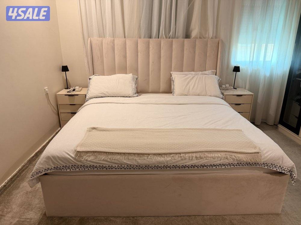 سرير لون بيج بحالة نظيفه جدا مع الاسفنجه من امريكان ماترس0