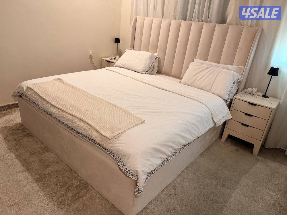 سرير لون بيج بحالة نظيفه جدا مع الاسفنجه من امريكان ماترس1
