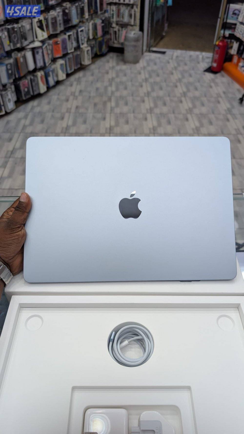 Macbook air m4 15 inch 16 gb 256 gb used like new battery 100 25