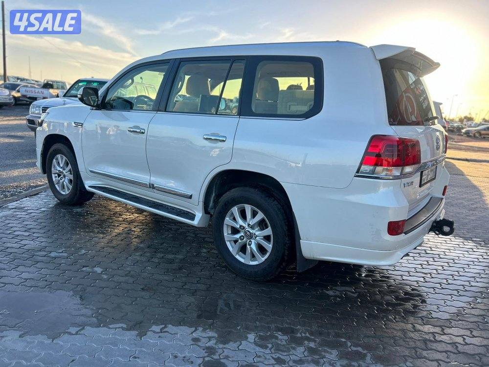 تويوتا لاندكروزر 5.7 VX.R -V8  موديل 2018 ماشى 357.000 k.m  واردالخليج2