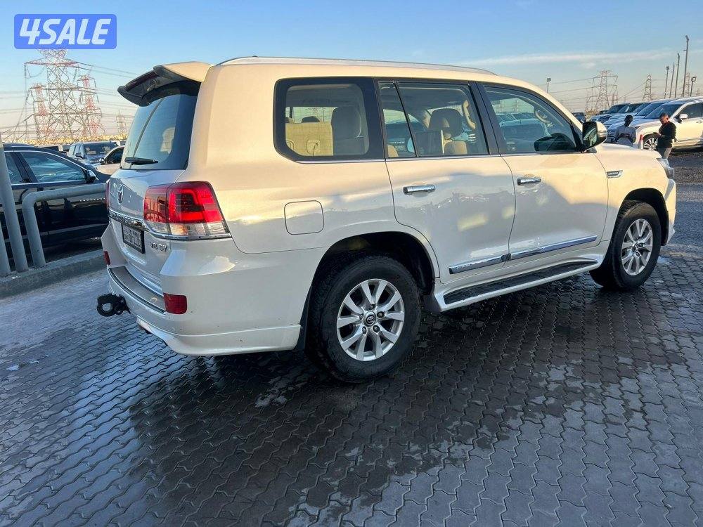تويوتا لاندكروزر 5.7 VX.R -V8  موديل 2018 ماشى 357.000 k.m  واردالخليج3