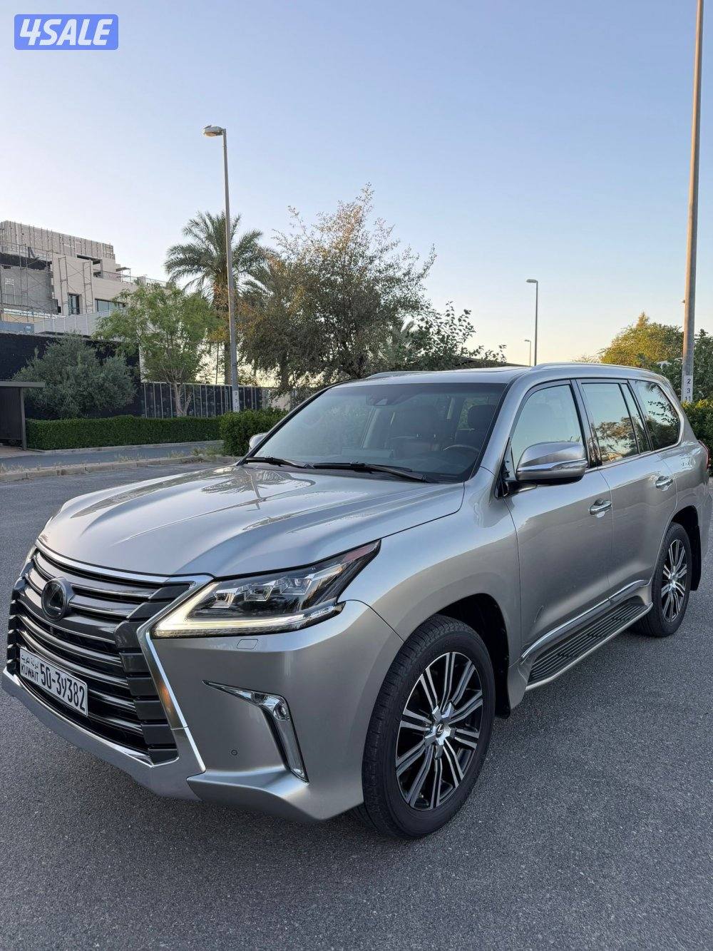 لكزس LX570 الساير 2018 درجه اولى بحاله نادره عداد 70 الف0