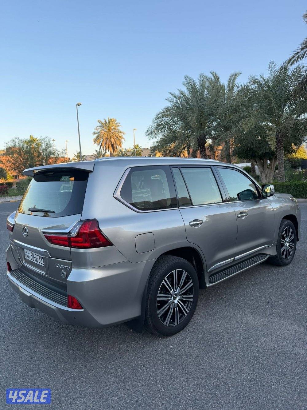 لكزس LX570 الساير 2018 درجه اولى بحاله نادره عداد 70 الف1