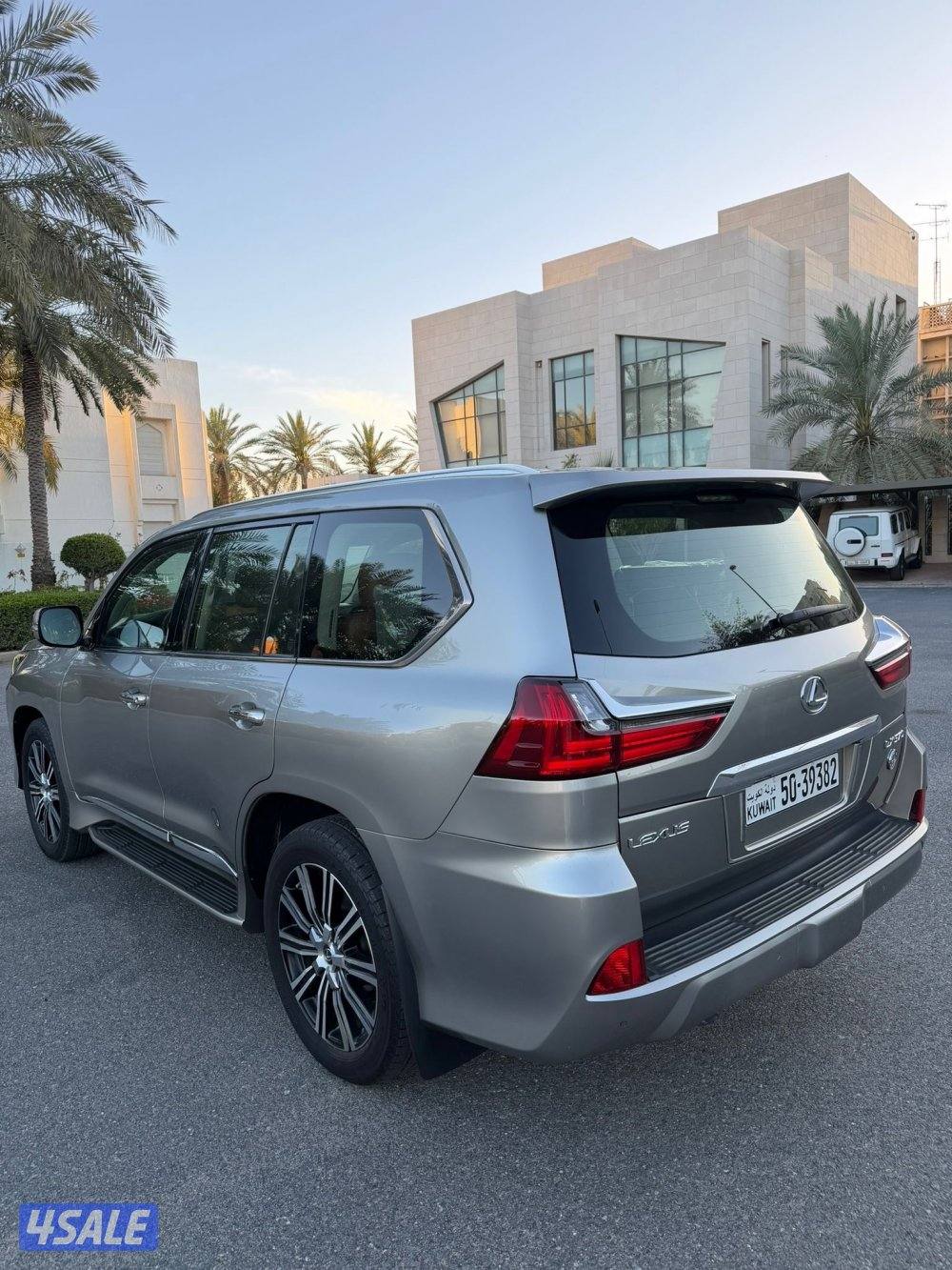 لكزس LX570 الساير 2018 درجه اولى بحاله نادره عداد 70 الف3