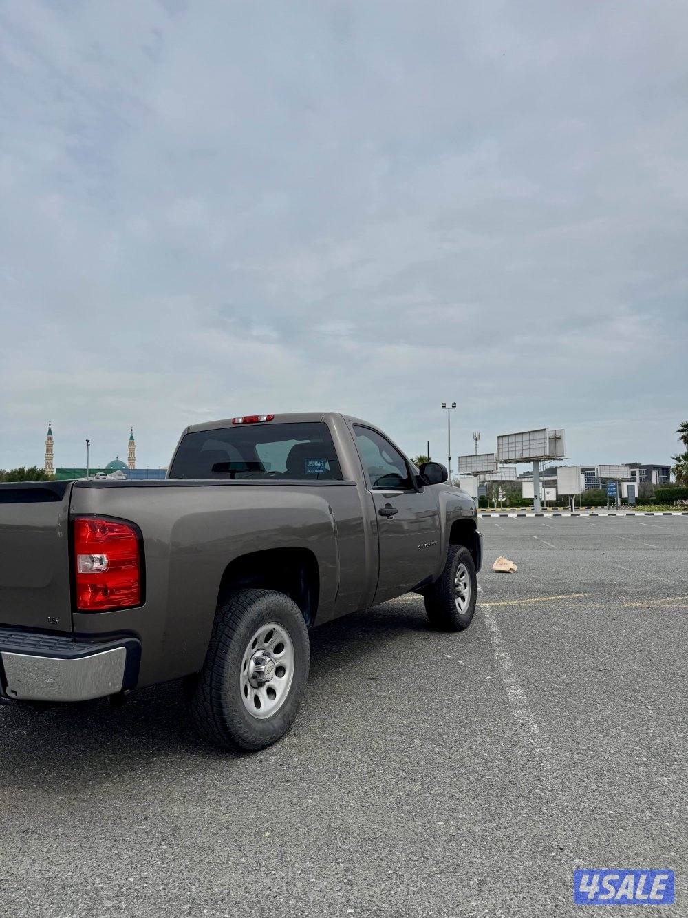 للبيع وانيت سلفرادو  20124