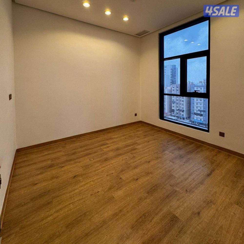 شقة مع بلكونة للإيجار في صباح السالم1