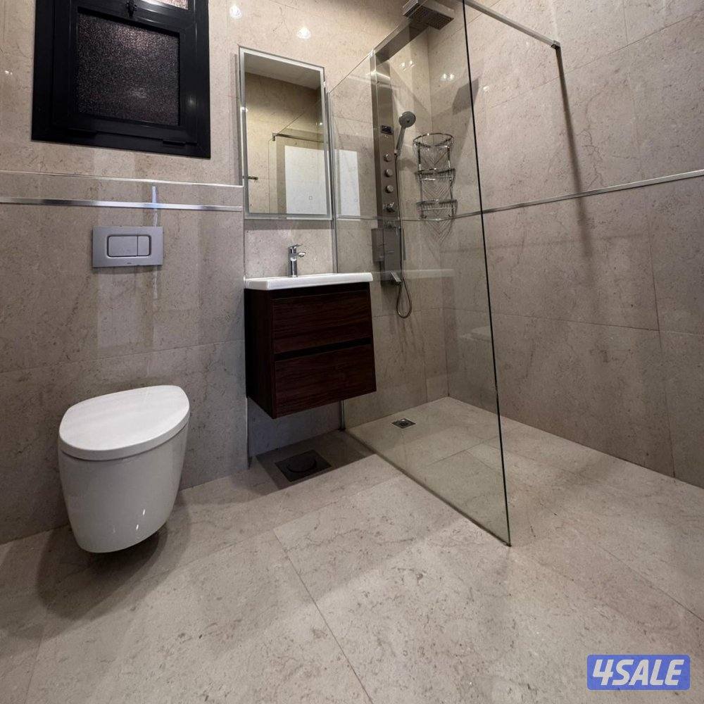 شقة مع بلكونة للإيجار في صباح السالم5