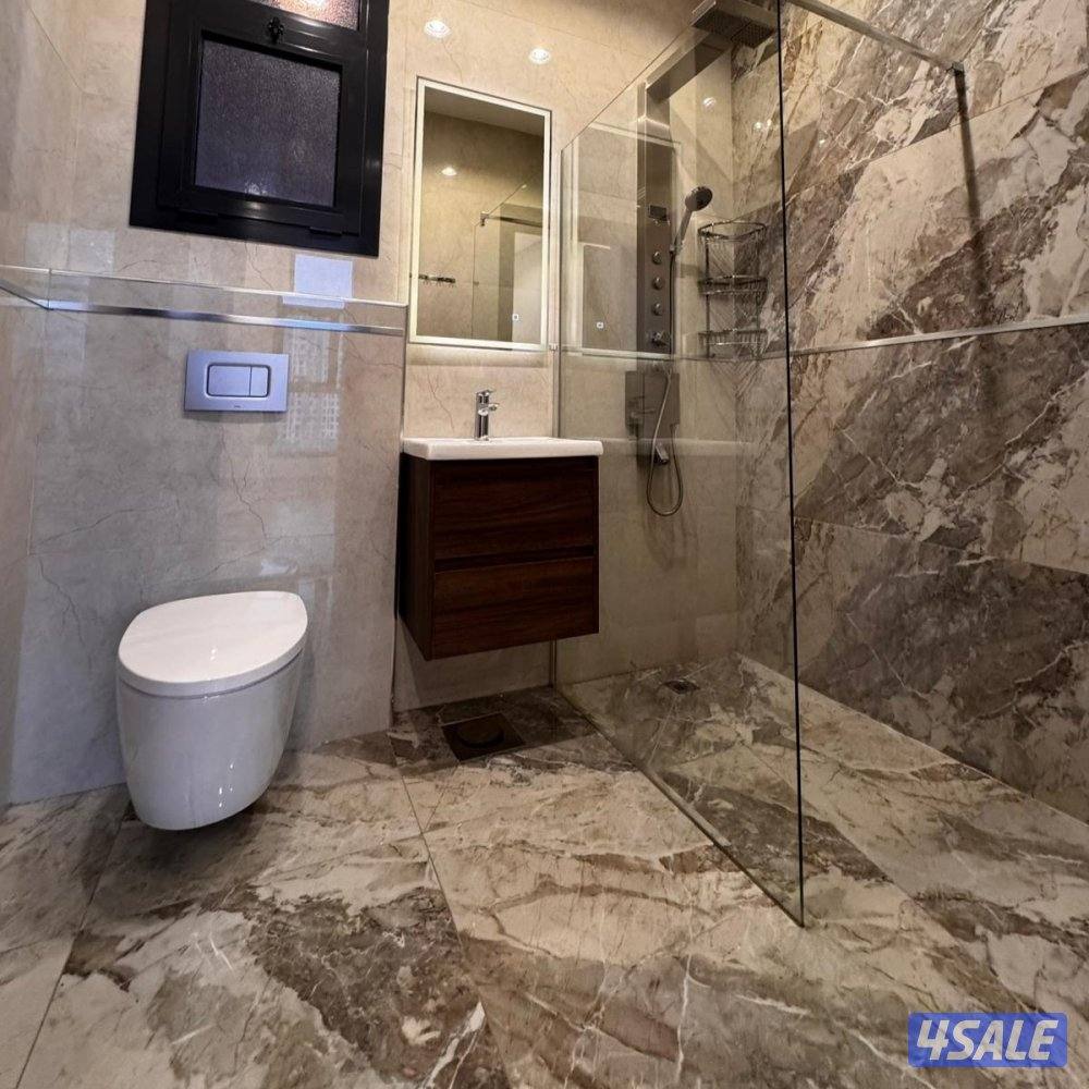 شقة مع بلكونة للإيجار في صباح السالم6