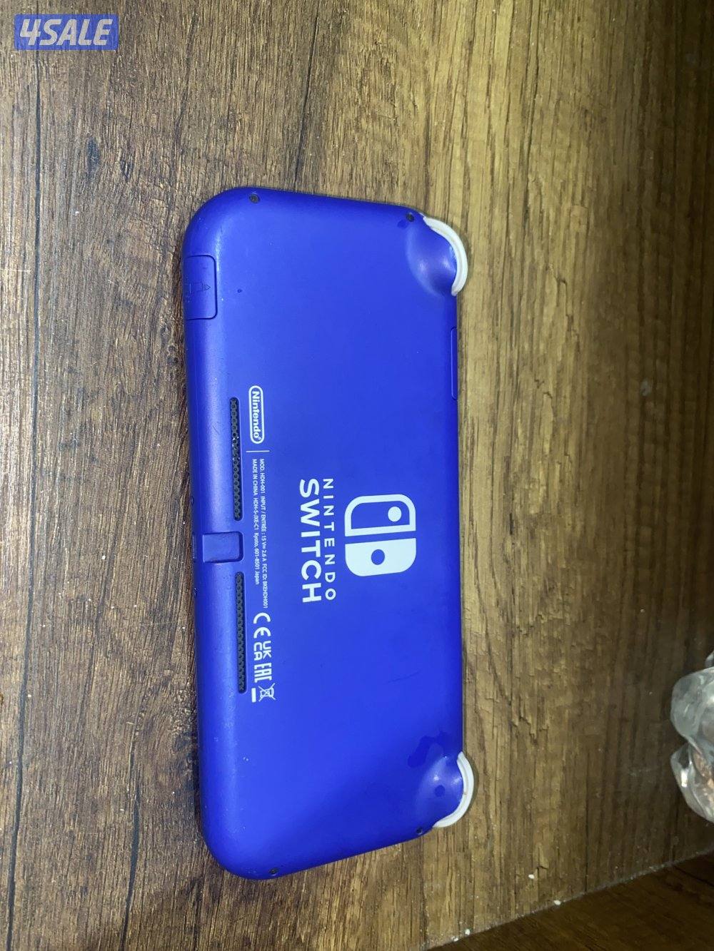 Nintendo switch ب٤٠دم و مع ثلاثة اشرطه ب٦٠دك0