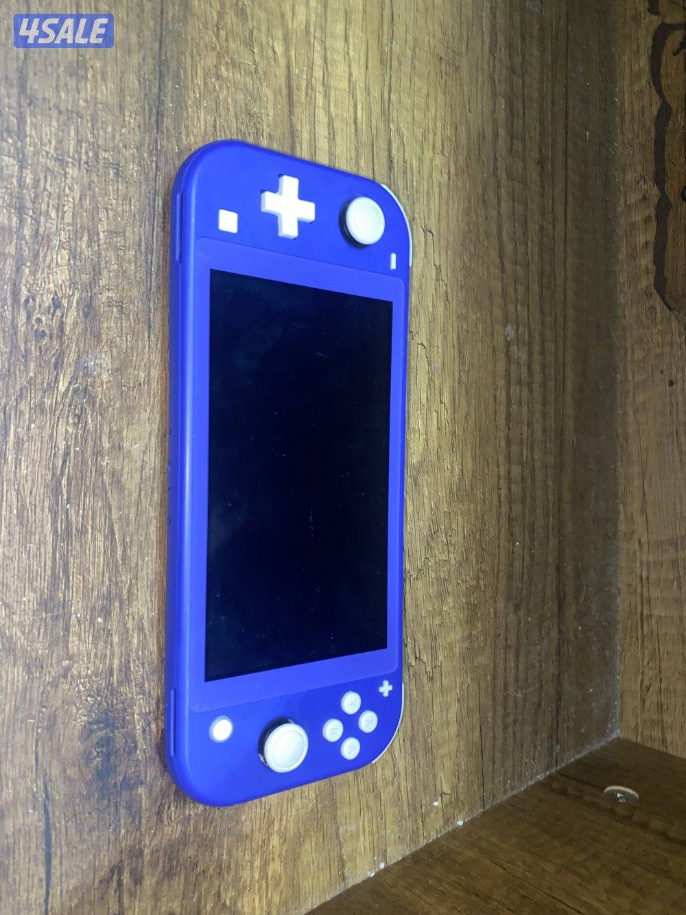 Nintendo switch ب٤٠دم و مع ثلاثة اشرطه ب٦٠دك1