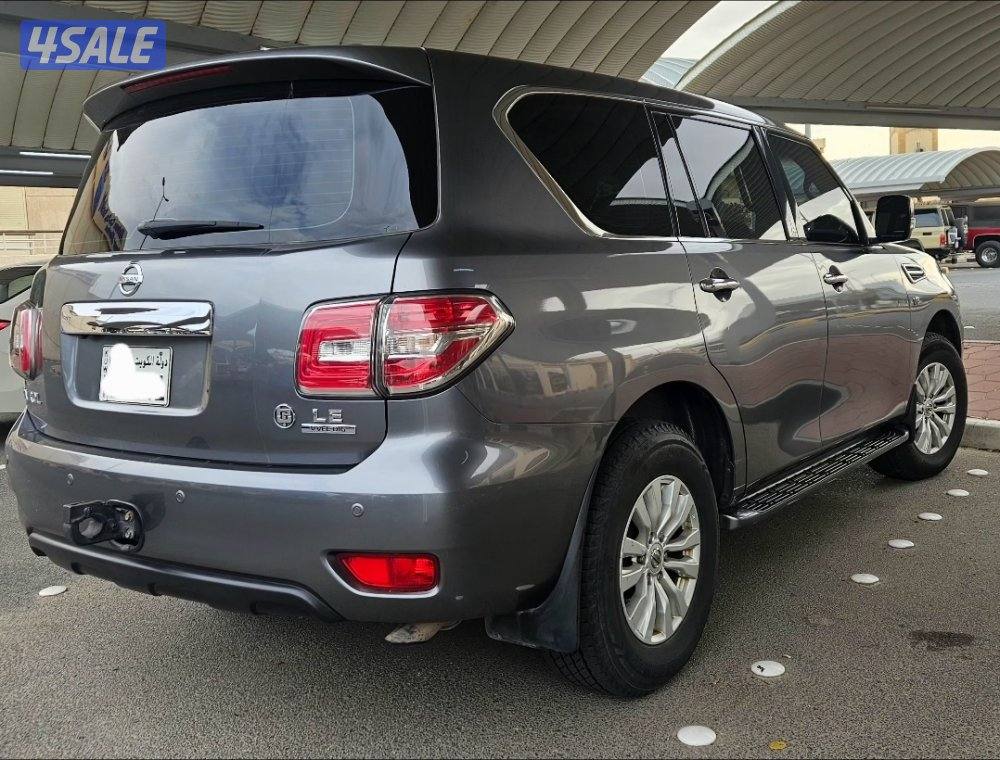 نيسان باترول LE المكينة الكبيرة 8 سلندر4