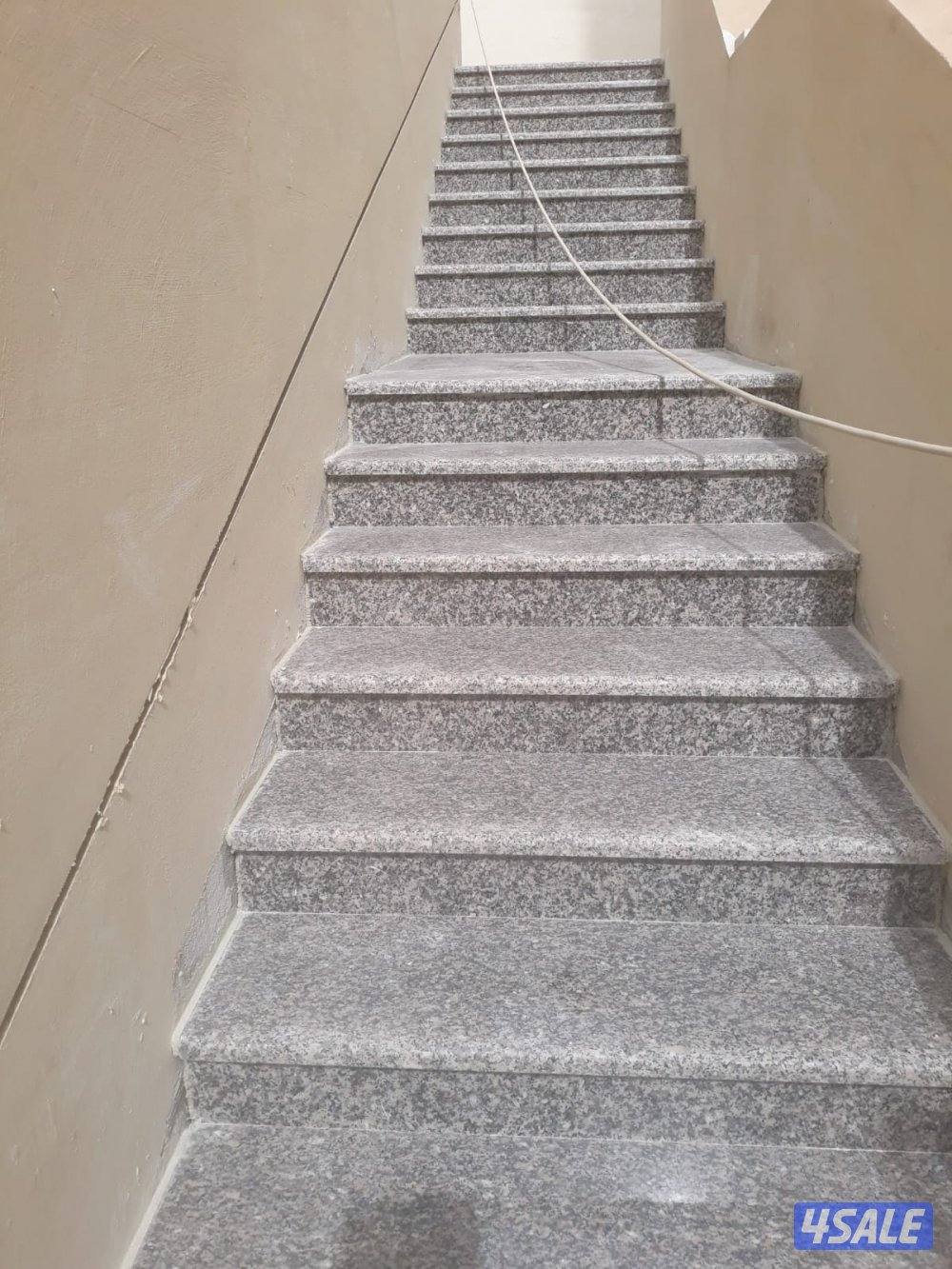 ابونصار شغل سيراميك مطابخ وحمامات وشغل رخام ارضيات ودرج دقه في العمل1