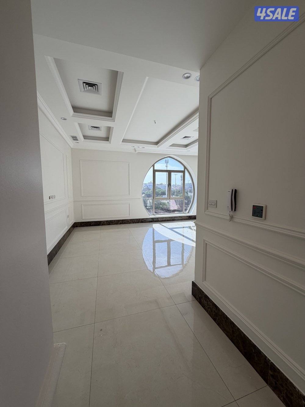 3 غرف وحده منهم ماستر مع حمامها وايضا غرفه رابعه صغيره مع حمام0