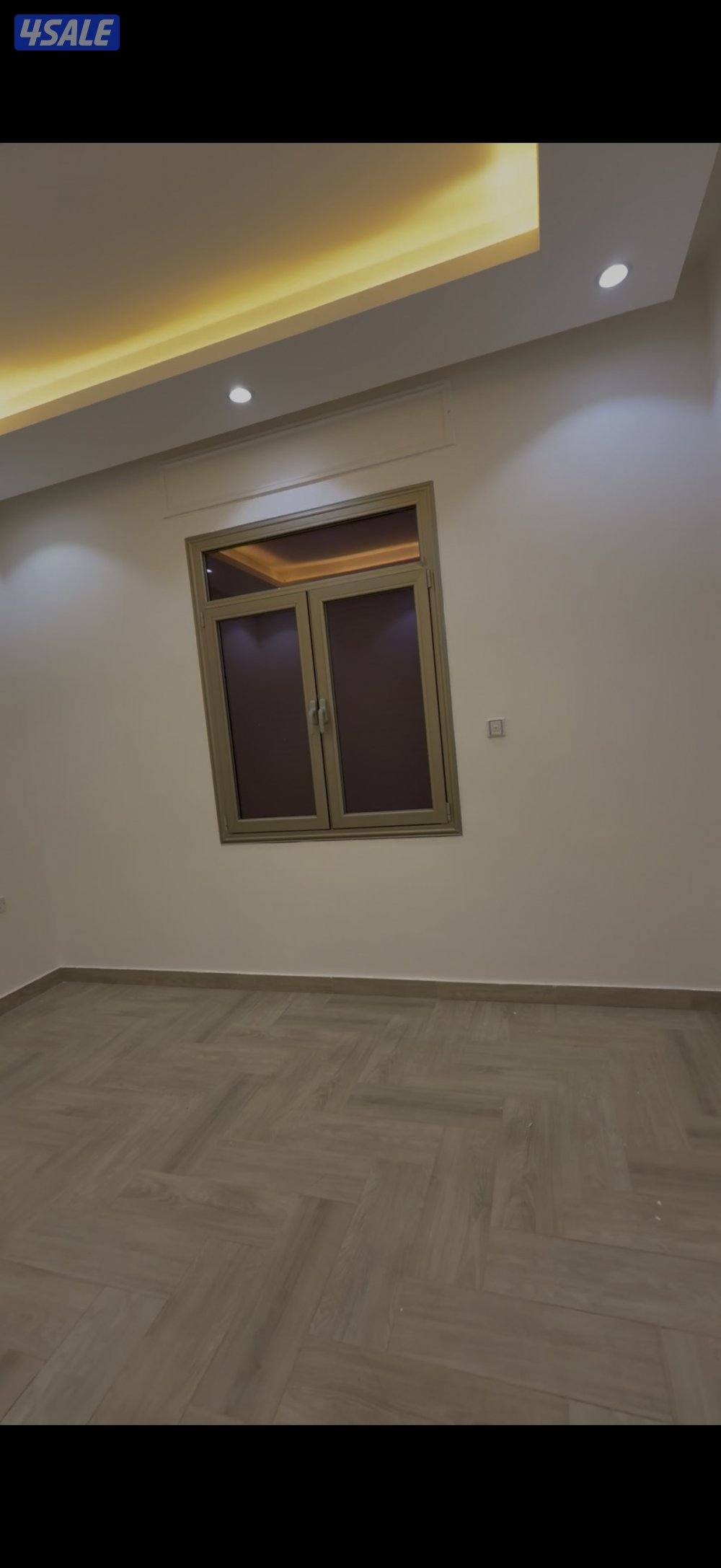 3 غرف وحده منهم ماستر مع حمامها وايضا غرفه رابعه صغيره مع حمام1