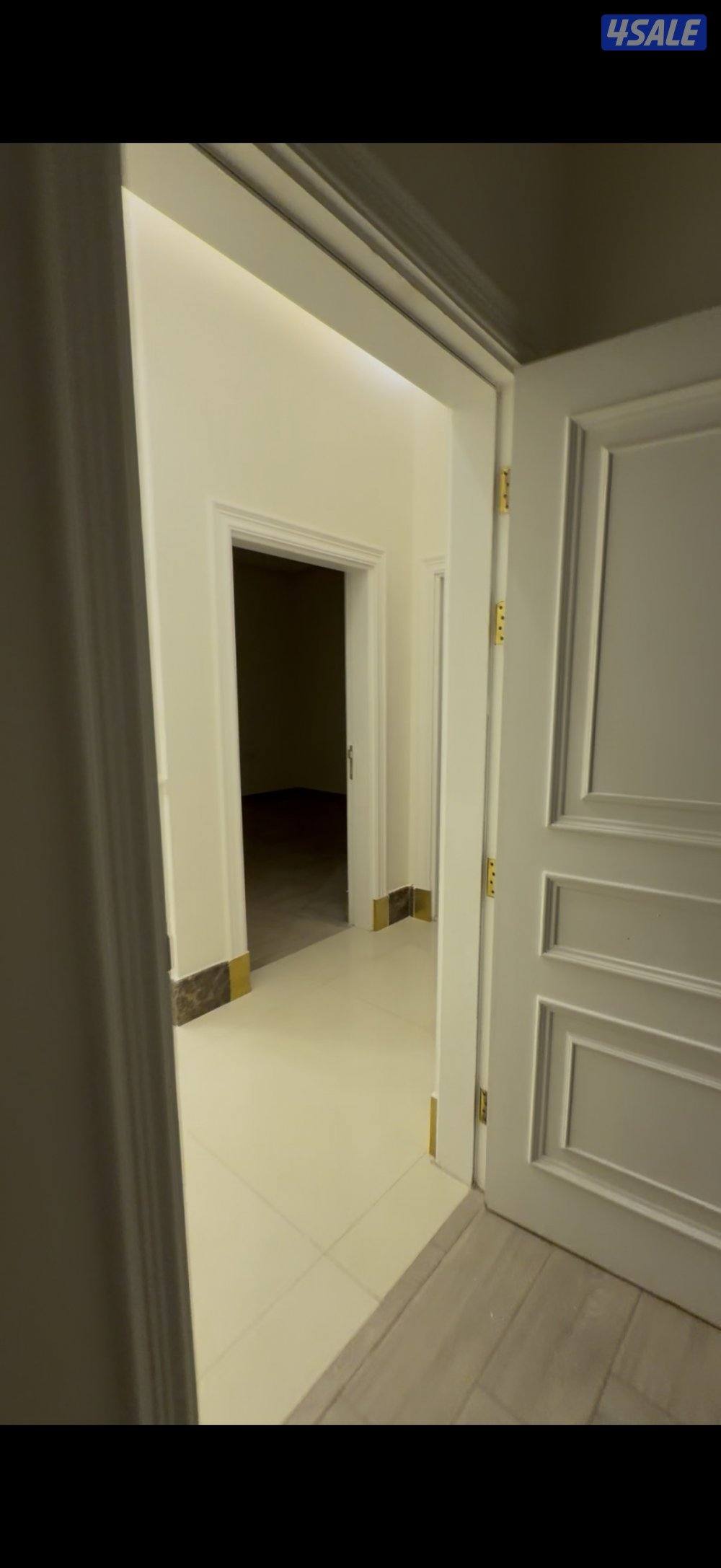 3 غرف وحده منهم ماستر مع حمامها وايضا غرفه رابعه صغيره مع حمام2