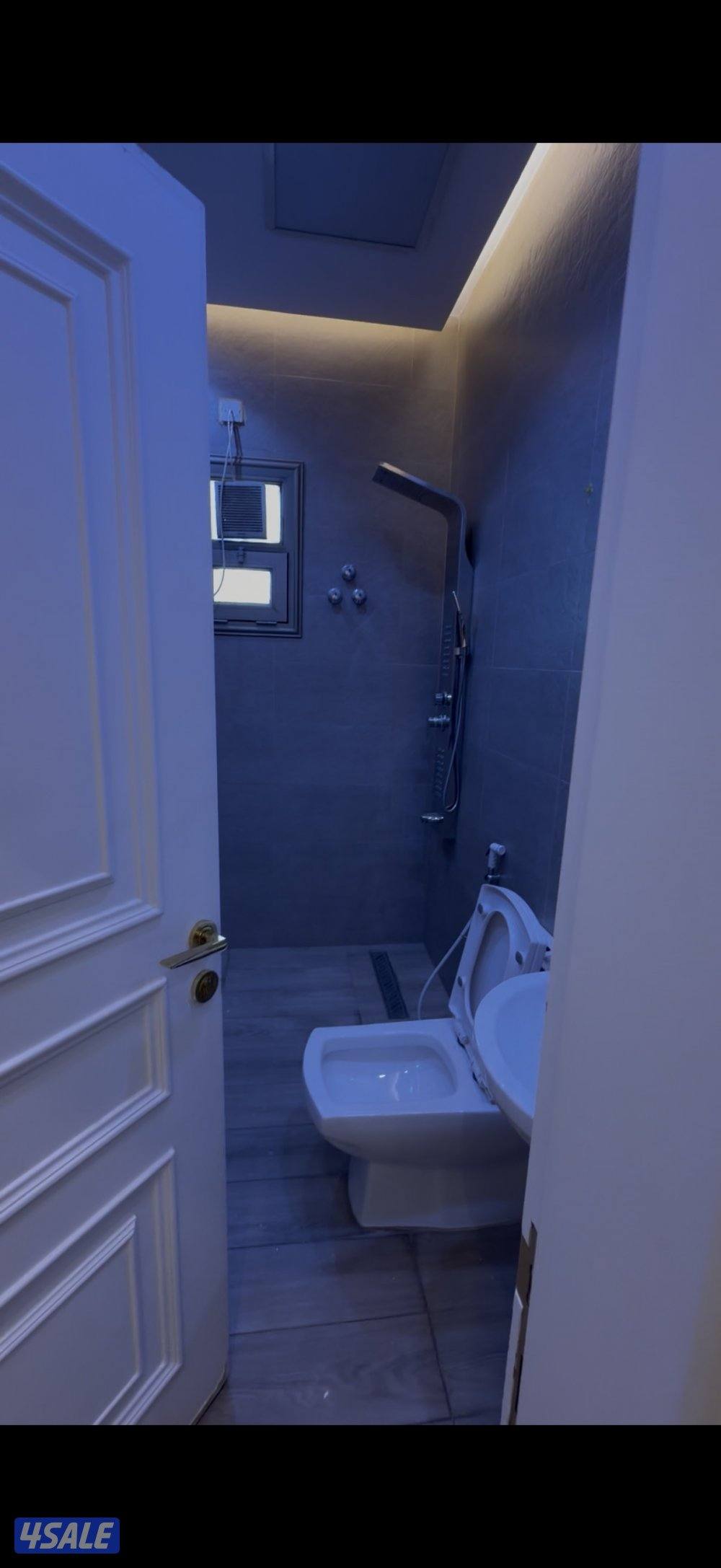 3 غرف وحده منهم ماستر مع حمامها وايضا غرفه رابعه صغيره مع حمام3