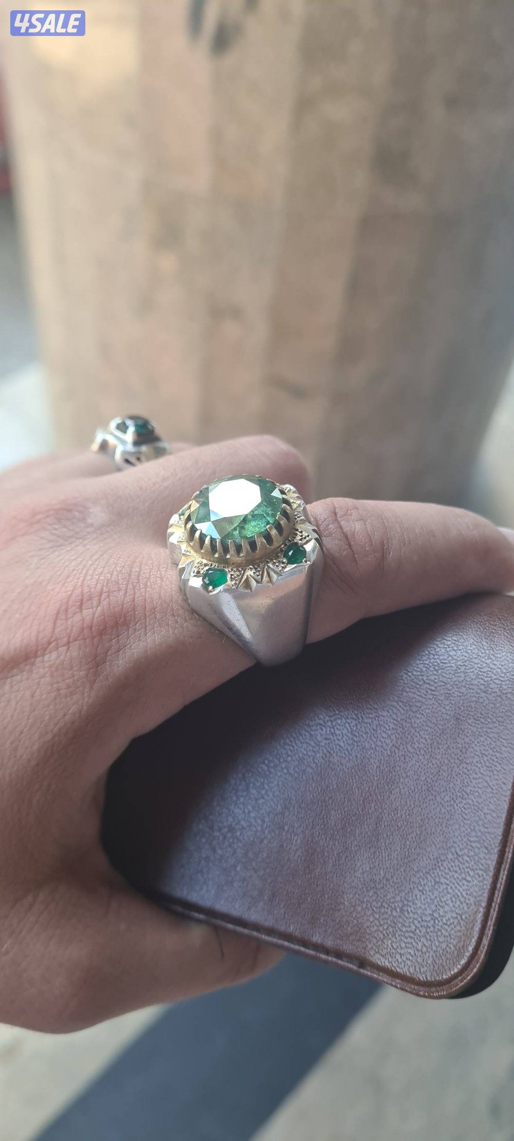 للبيع خاتم فضة حجر الموزونايت راهي مرصع بالزمرد الطبيعي0