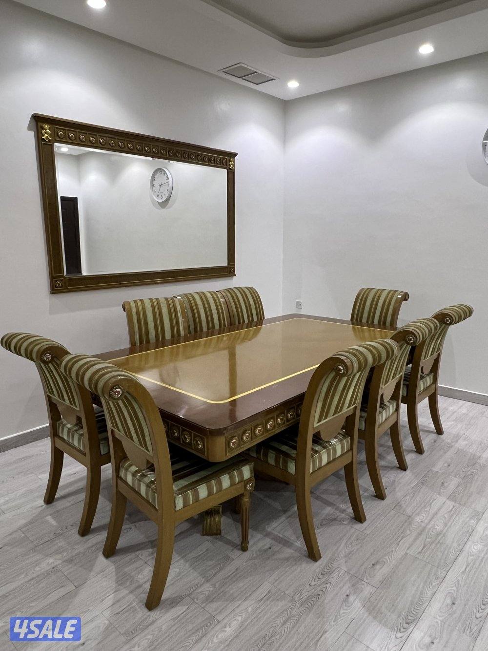 البيع كنبات و طاولات وطاولة طعام3