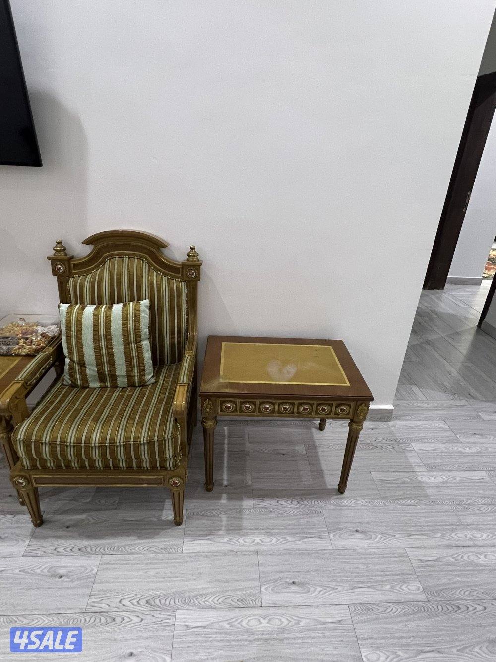 البيع كنبات و طاولات وطاولة طعام4