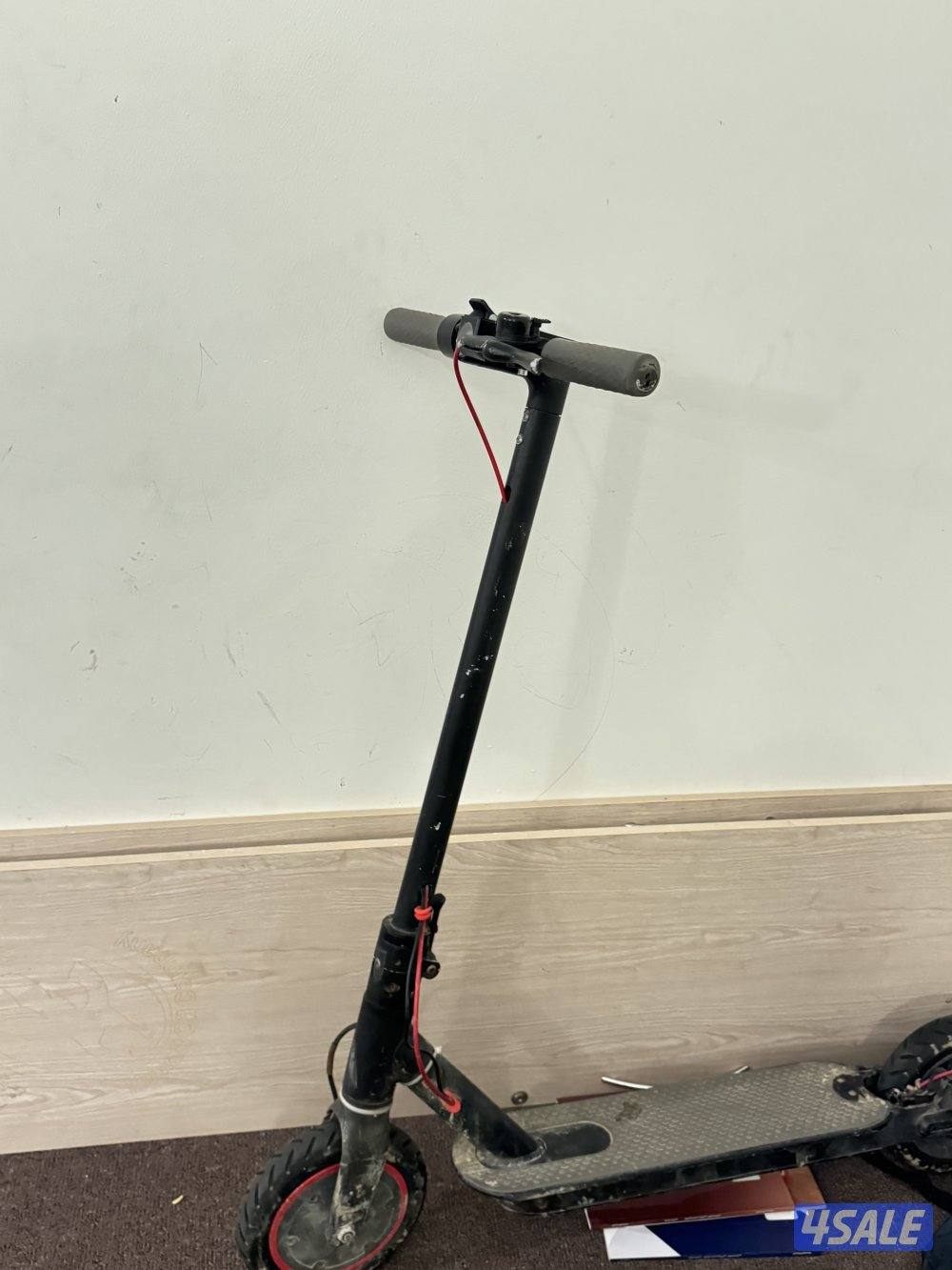 سكوتر نضيف جدا ناقصه فقط بطاريه او تصليح ب خمس دنانير و نضيف جدا جدا2