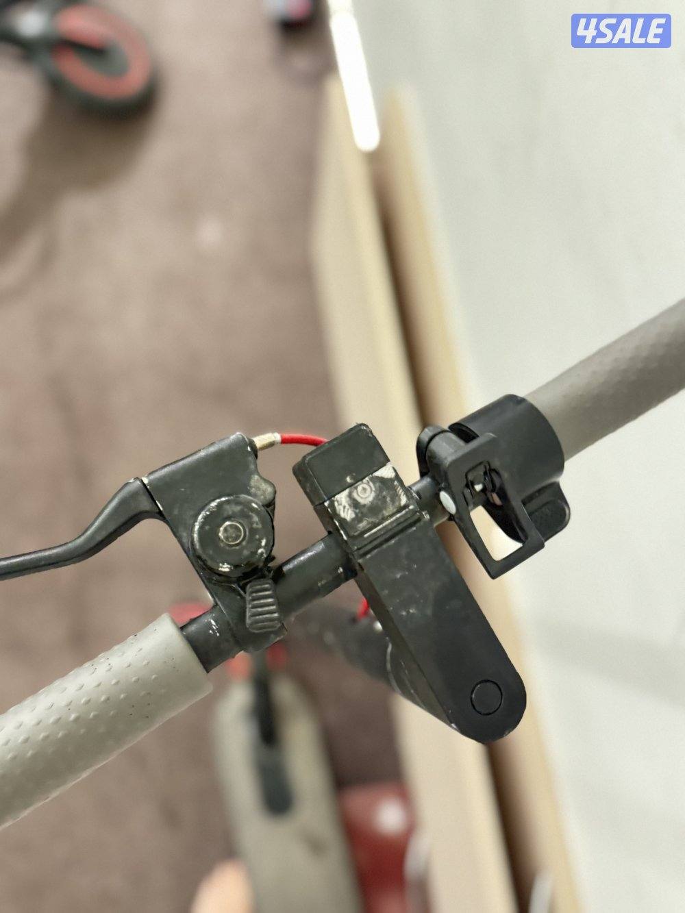 سكوتر نضيف جدا ناقصه فقط بطاريه او تصليح ب خمس دنانير و نضيف جدا جدا4