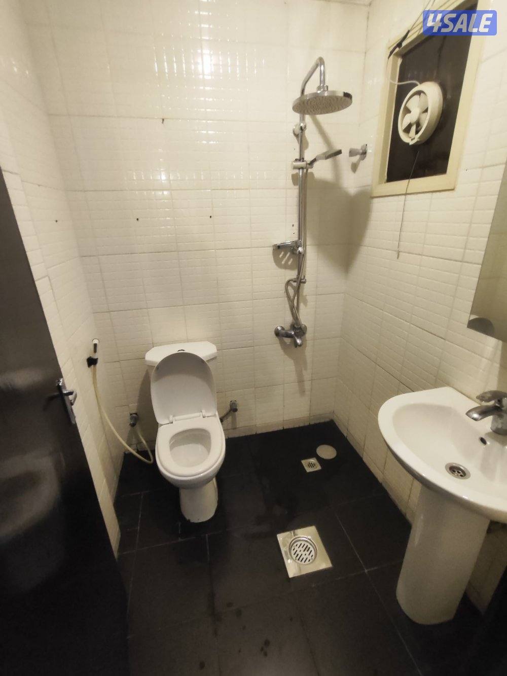 شقة للإيجار نضيفة عزاب عمارة نضيفة مذخل نضيف لها مصافط ببلاش1