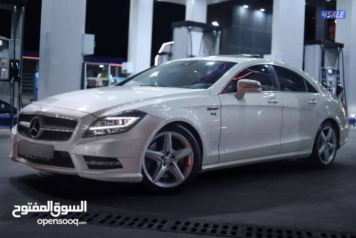 مرسيدس cls 350 اللون ابيض فل كامل المواصفات داخلية حمراء1