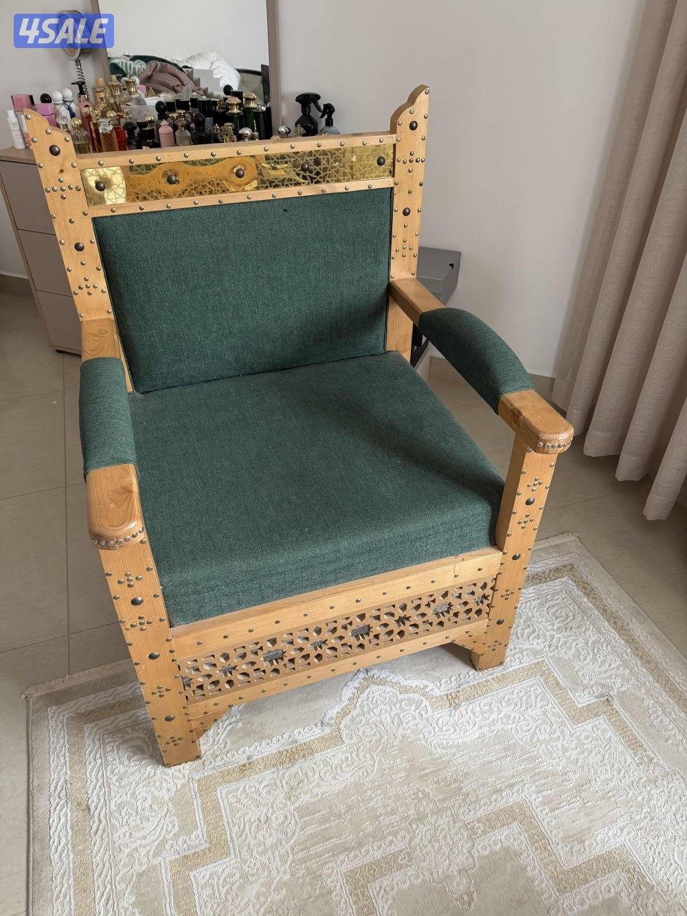 للبيع عدد اثنان كراسي مع طاوله0