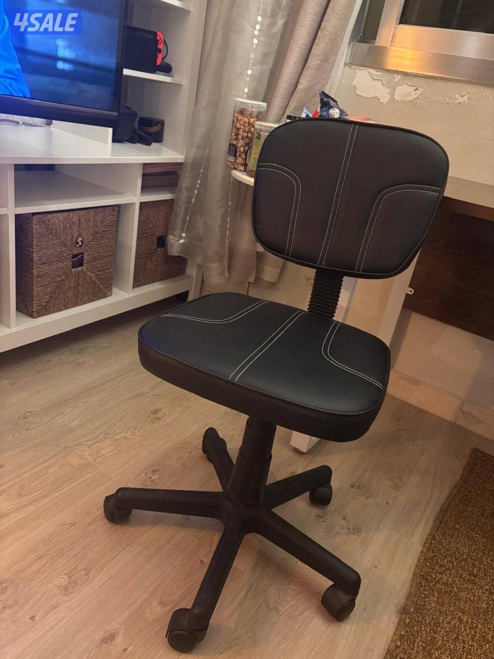 كرسي مكتب و متوفر ١٠ حبات desk chair and 10 pieces available0