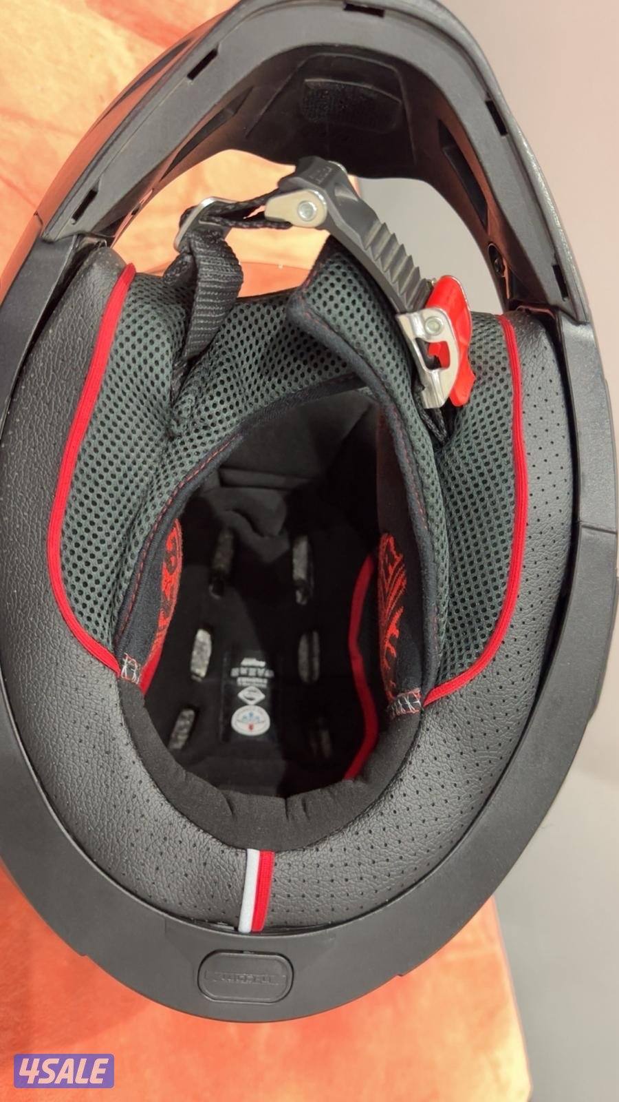 خوذه للبيع بحاله جديد ممتازه معاها عدد 3فايرز1