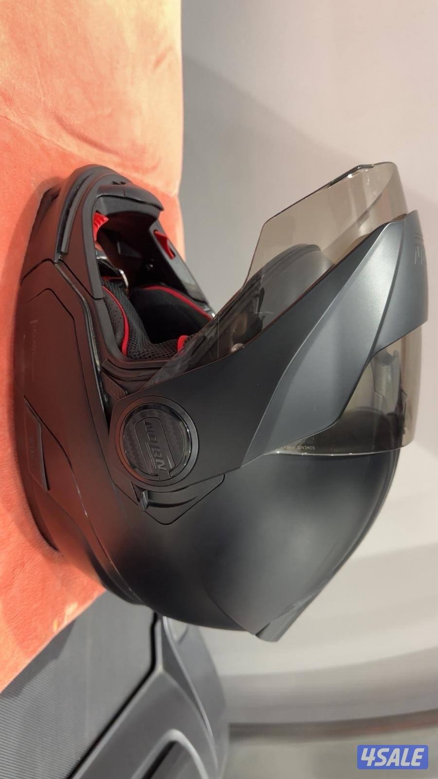 خوذه للبيع بحاله جديد ممتازه معاها عدد 3فايرز4