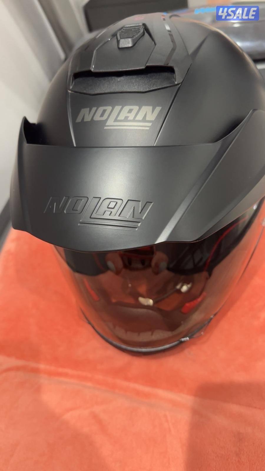 خوذه للبيع بحاله جديد ممتازه معاها عدد 3فايرز7