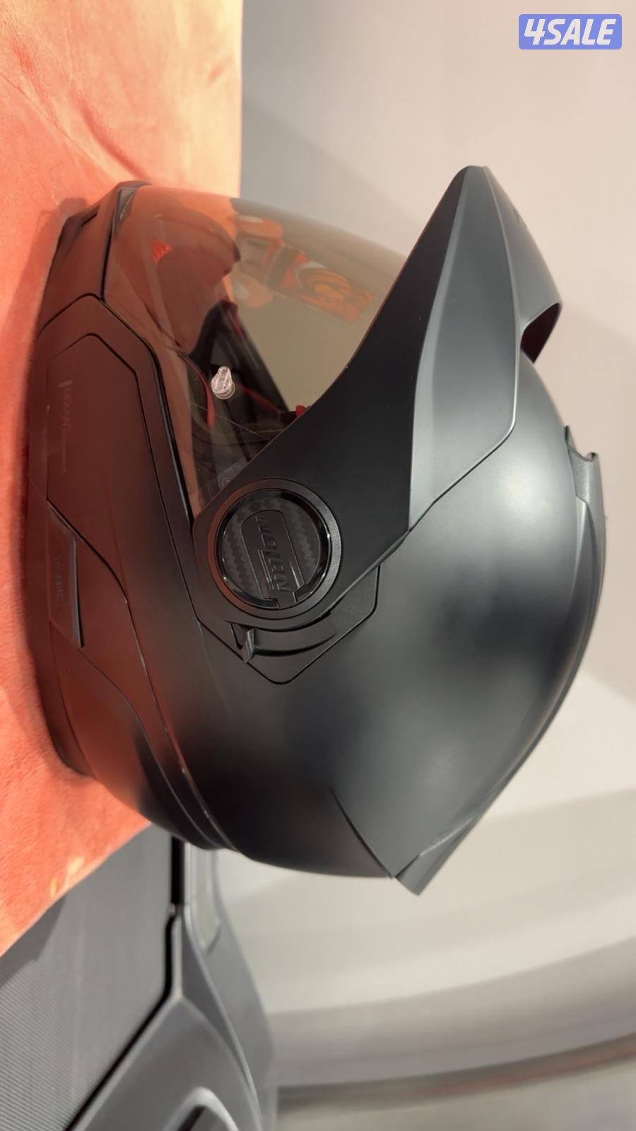 خوذه للبيع بحاله جديد ممتازه معاها عدد 3فايرز8