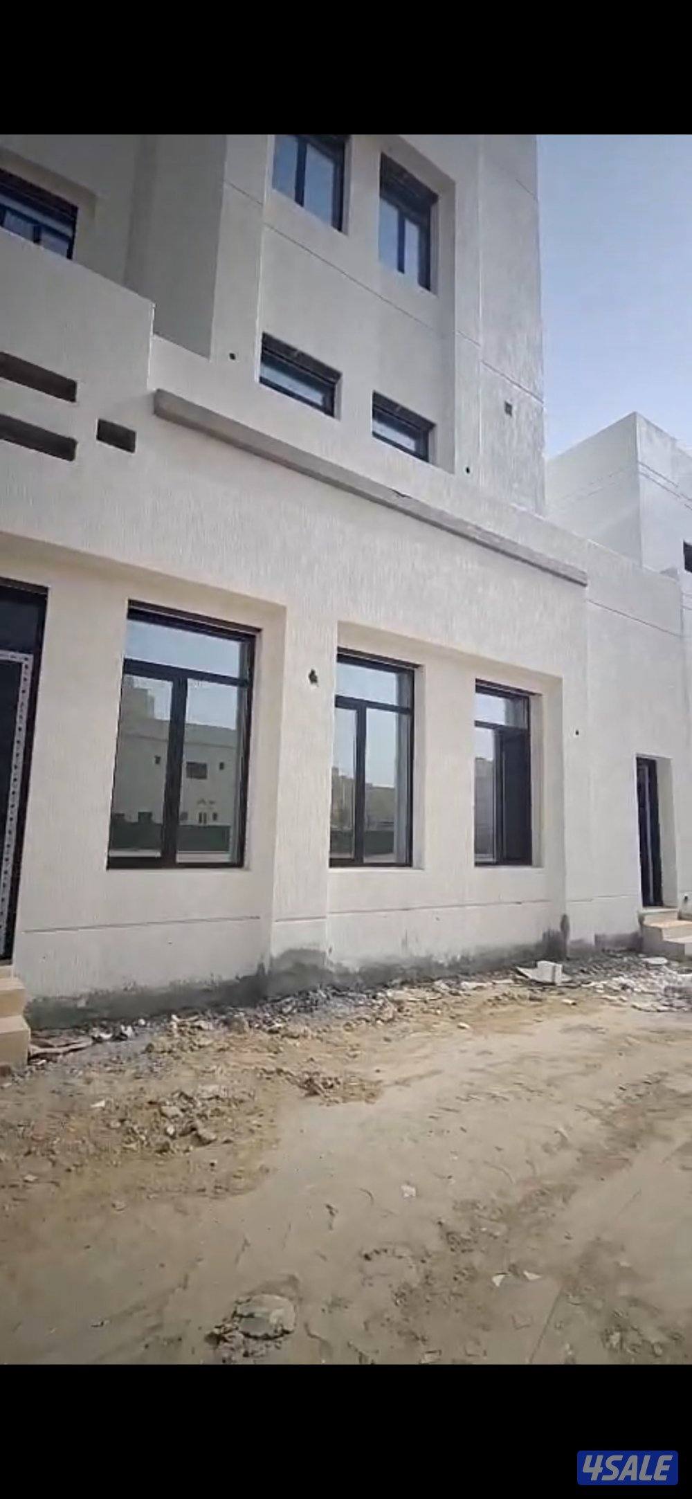 قسيمة للبيع 
دورين وربع 
ارضي ديوانية ومقلط وصالتين استقبال وغرفة ماست0