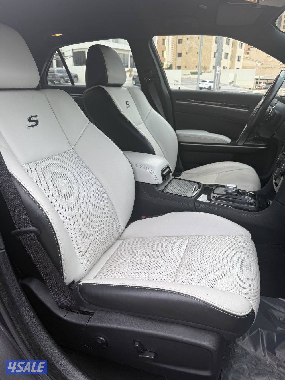 اقرأ الإعلان اللي يبي يستخدم 300 S هيمي 202112