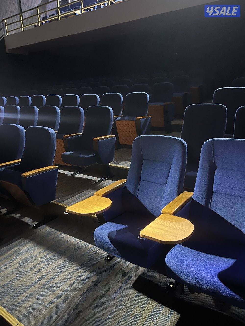 للبيع كراسي مسرح بحاله جيده في طاوله وستاند حق كوب0