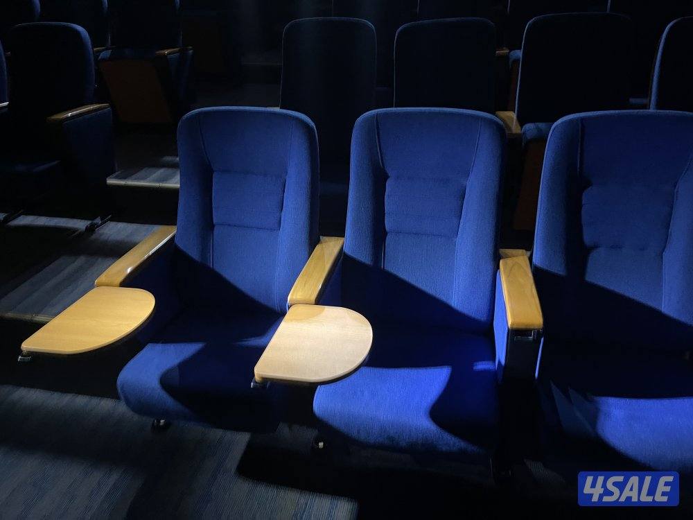 للبيع كراسي مسرح بحاله جيده في طاوله وستاند حق كوب1