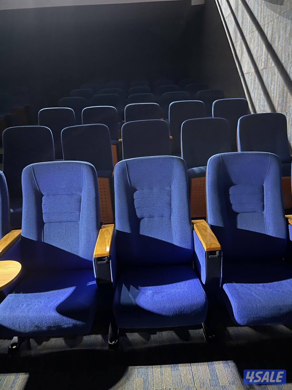 للبيع كراسي مسرح بحاله جيده في طاوله وستاند حق كوب2