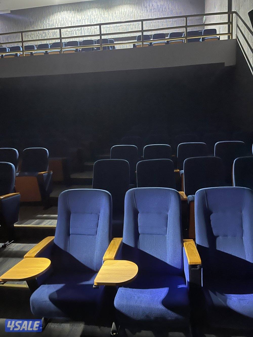 للبيع كراسي مسرح بحاله جيده في طاوله وستاند حق كوب3