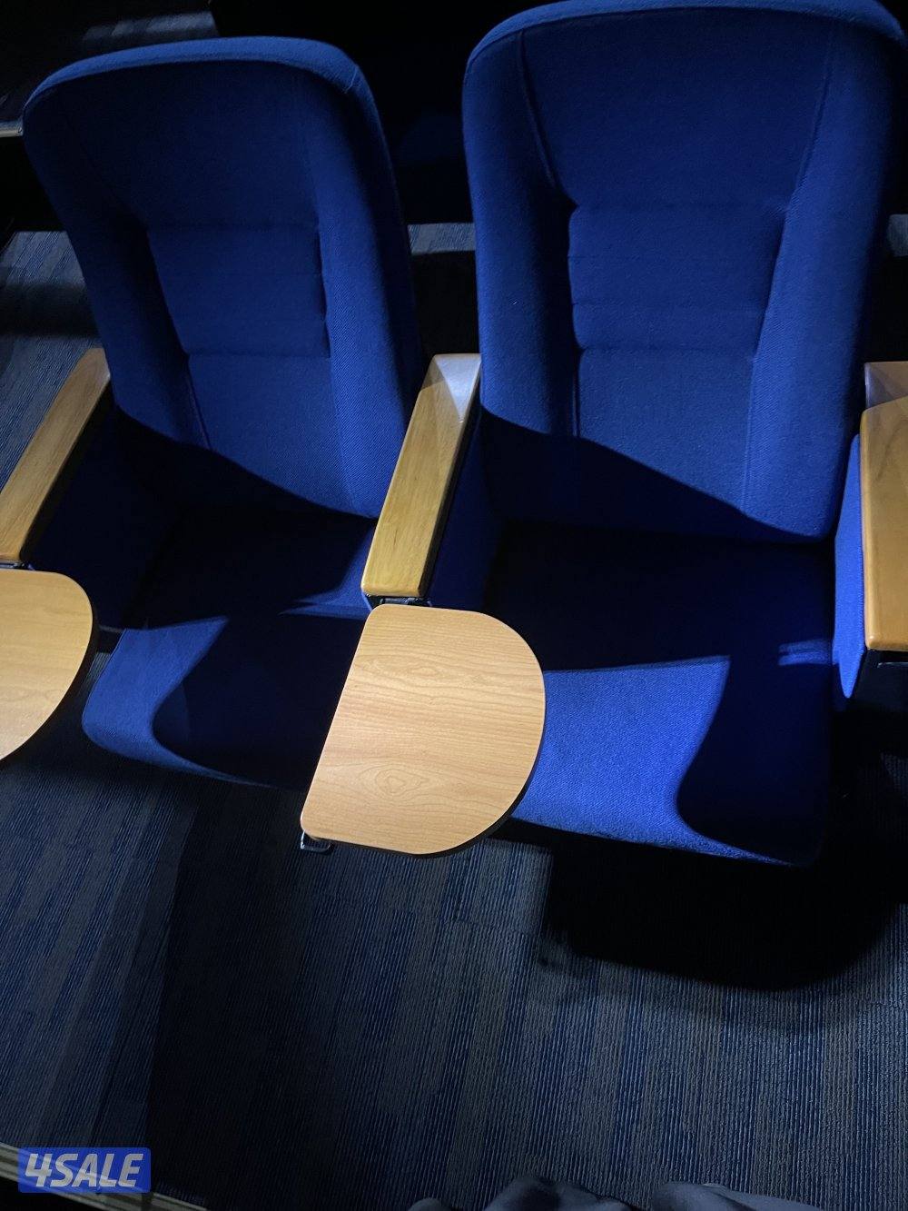 للبيع كراسي مسرح بحاله جيده في طاوله وستاند حق كوب4