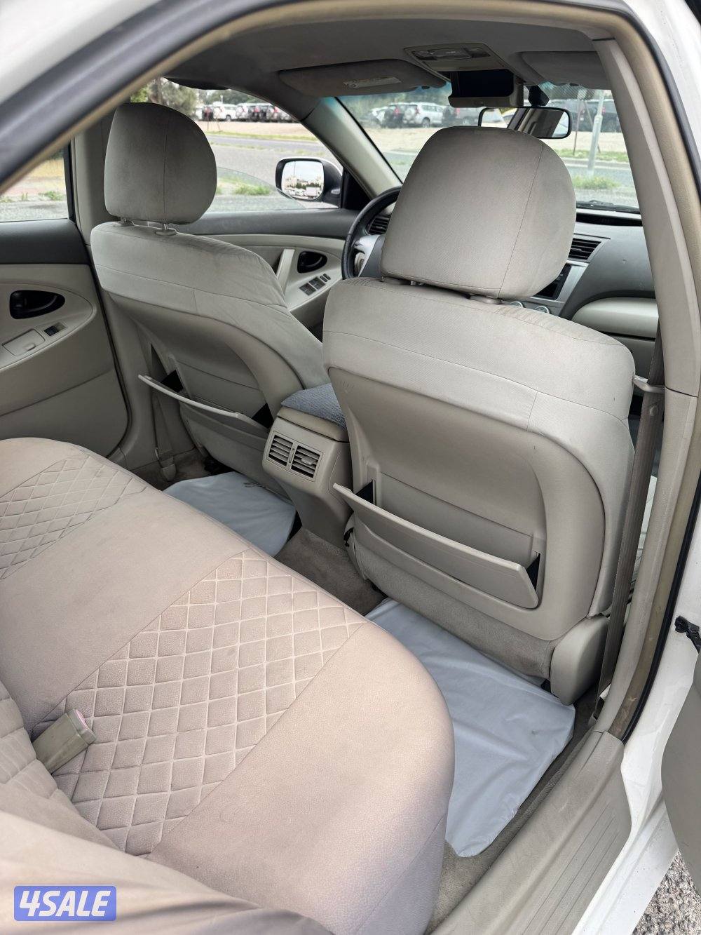 كامري موديل 2010 اللون ابيض ماشيه 287 GL شرط الفحص قير ومكينه وشاصي6